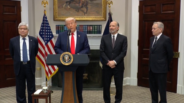 Trump verkündet Mega-Investition: 100 Milliarden für US-Chipproduktion!