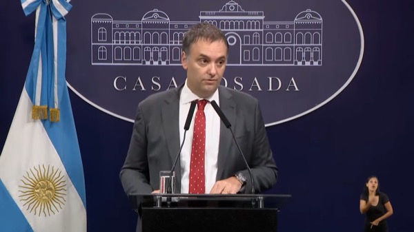 „Adorni zerlegt Manes nach der hitzigen Parlamentsdebatte!“