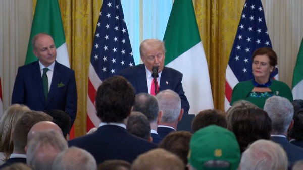 Trump empfängt Irlands Premierminister: Humor, Politik & bewegende Worte