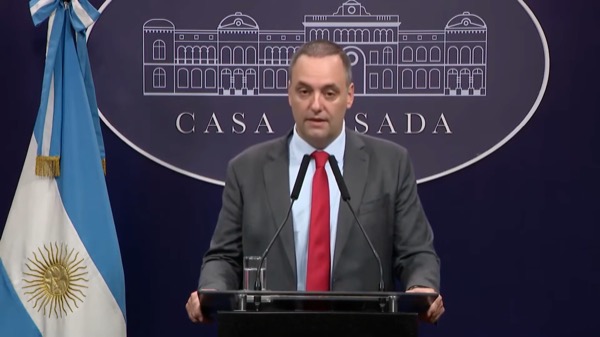 Memoria completa: Adorni kündigt historische Entscheidung zum 24. März an