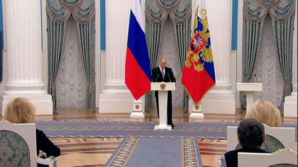 Putin ehrt junge Kulturschaffende mit Präsidentenpreis 2024 im Kreml