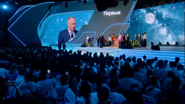 Putin eröffnet Jugendkongress: „Der erste Schritt verändert dein Leben“