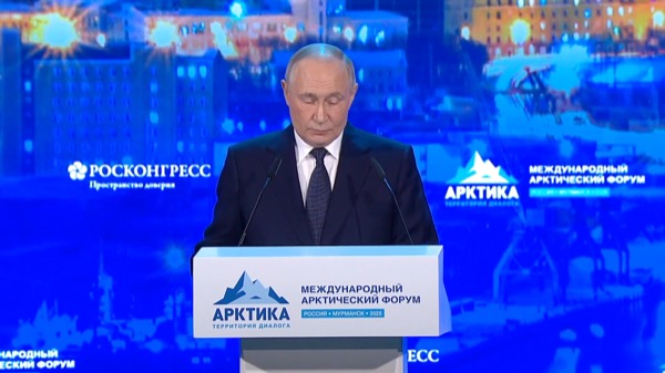 Putin über Arktis-Offensive: Neue Häfen, Eisenbahnen & globale Führung